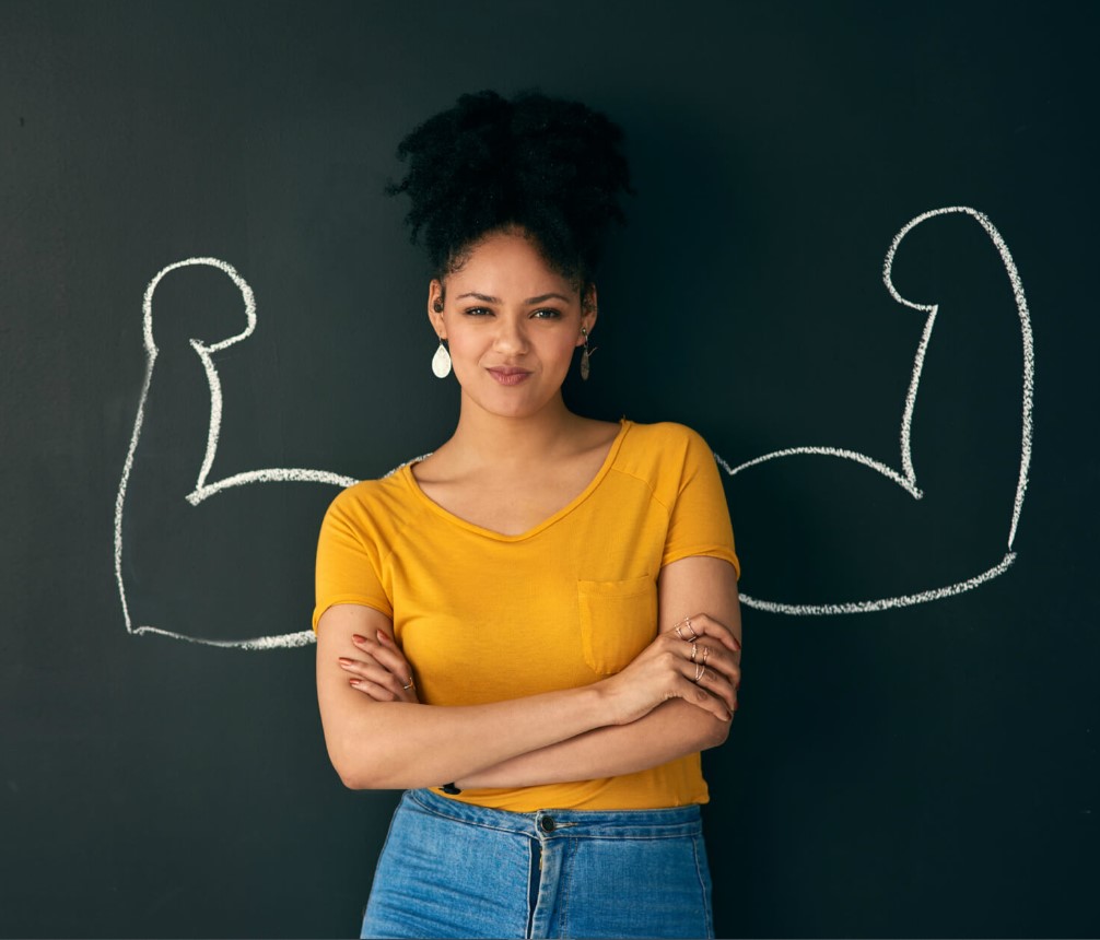 femme devant un dessin de bras musclés